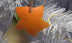 украшение елки с помощью фруктов апельсинов и мандаринов